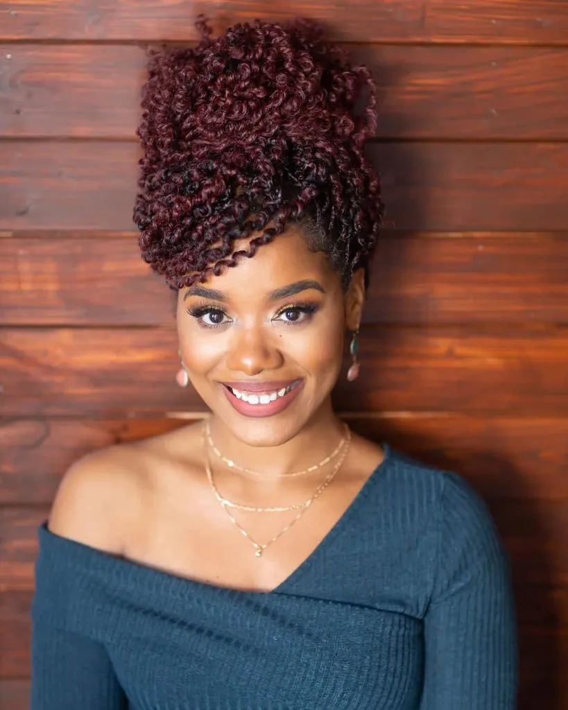 Anspruchsvolle verworrene, gedrehte Dutt-Frisur' title=