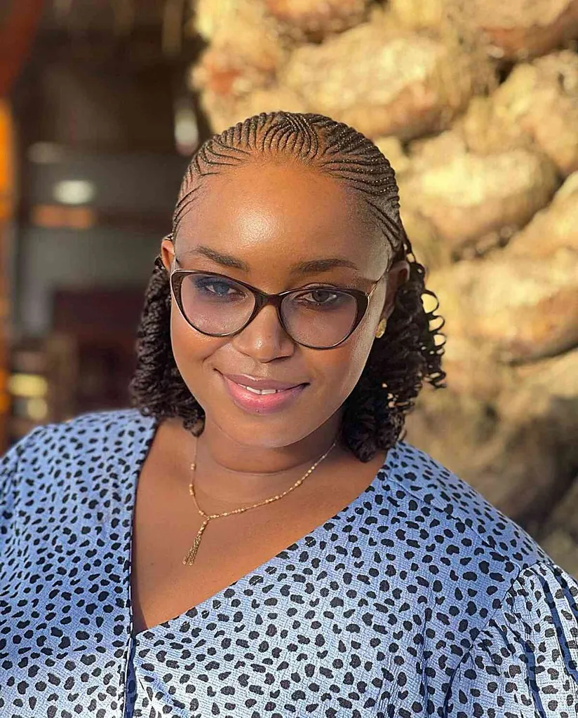 Micro Ghana flätor för svarta damer som bär glasögon och har ett runt ansikte' title=