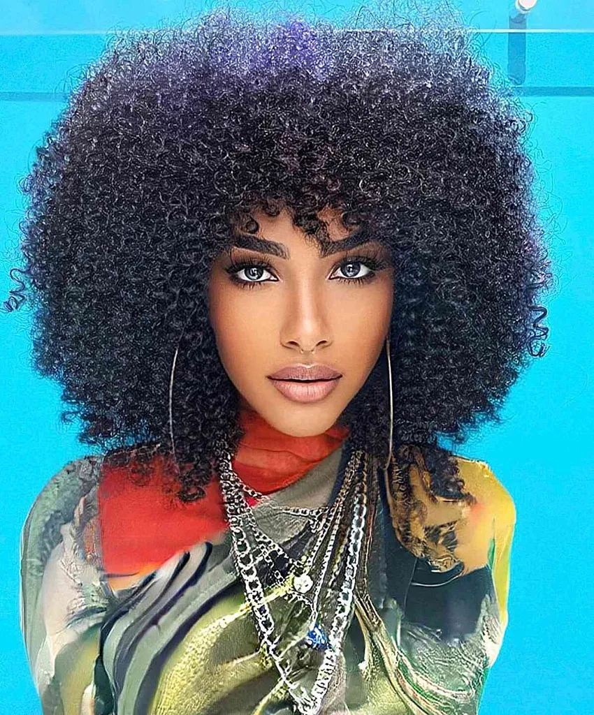 黒人女性の自然な形のねじれ' title=