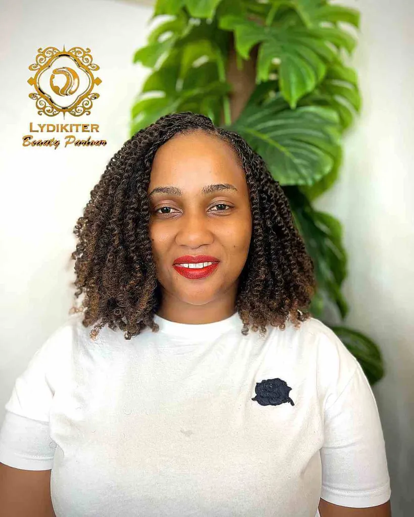 ブロンドの先端を備えたナチュラルでゴージャスなコイル' title=