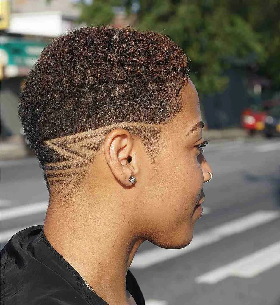 シェービングデザインのナチュラルカーリークロップカット' title=