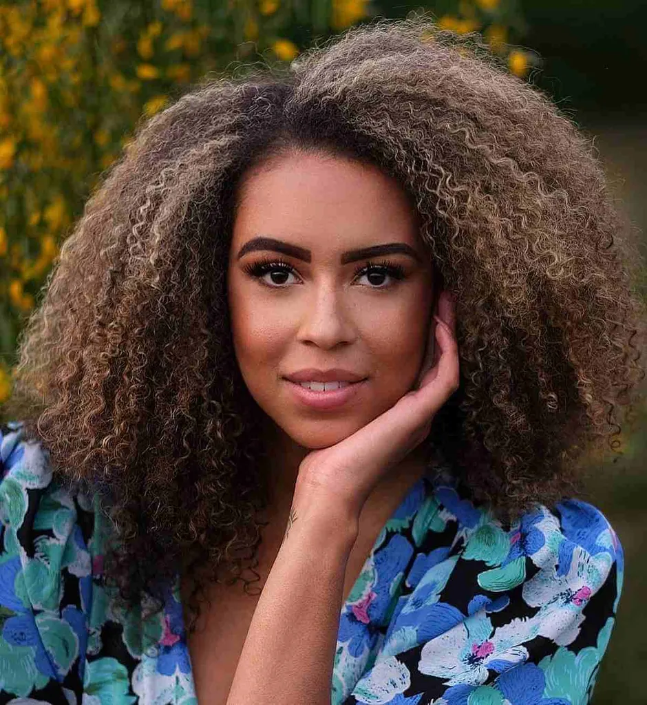 オフセンターパートのナチュラルビッグふわふわアフロ' title=