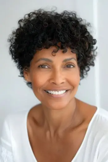 Peinado corto rizado Pixie para mujeres negras.