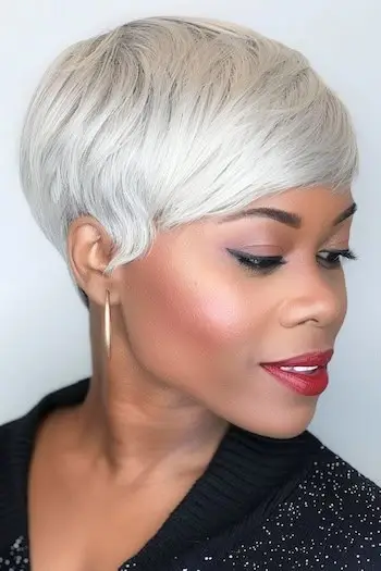 Peinado corto Silver Pixie para mujeres negras.