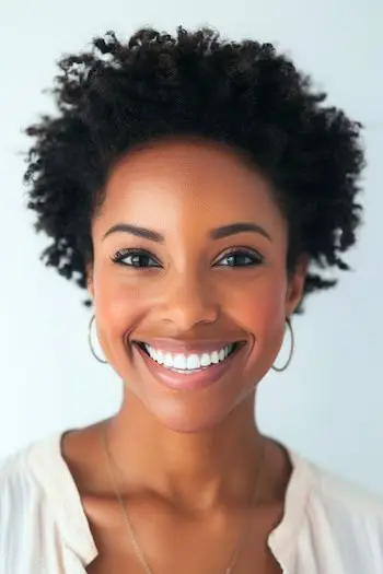 Peinado de rizos cortos graduados para mujeres negras.