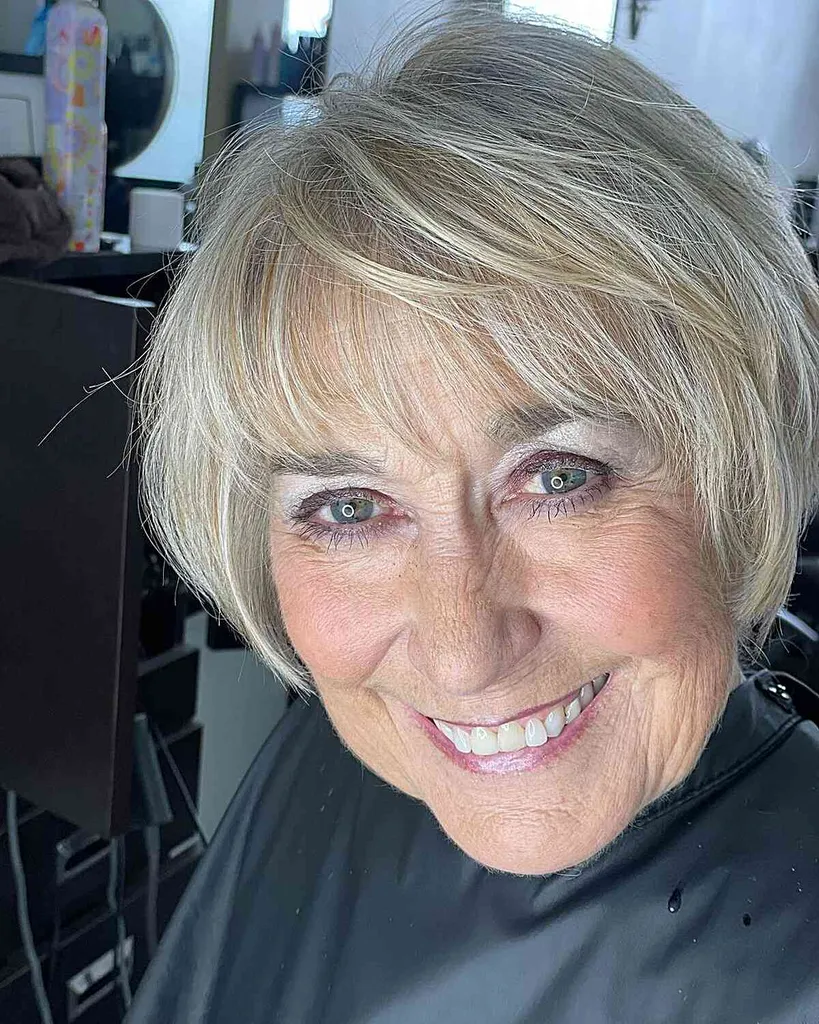 Dimensional Strawberry Blonde Lowlights på en Bob Cut' title=