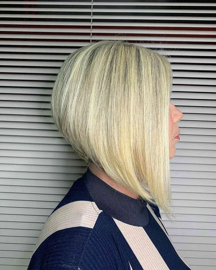 Söt kort inverterad blond Bob Cut' title=