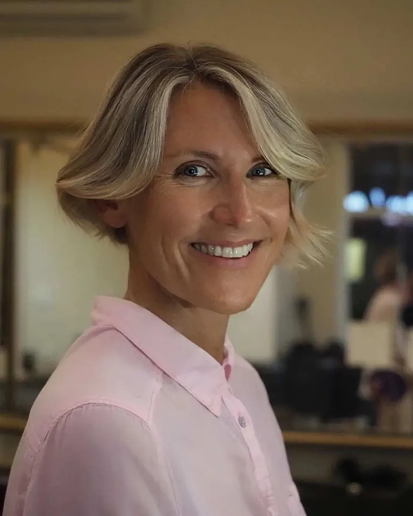 Kort Bob med Platinum Blonde Streaks' title=