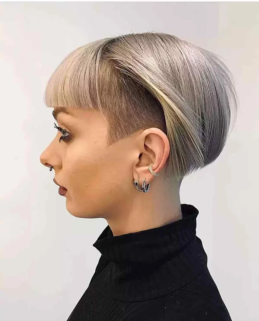 Trendig mörkblond Undercut Bob med lugg' title=