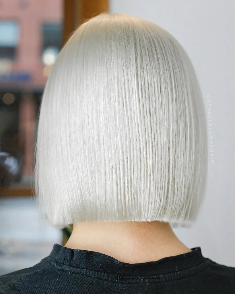 エッジの効いたアイシーホワイトボブ' title=