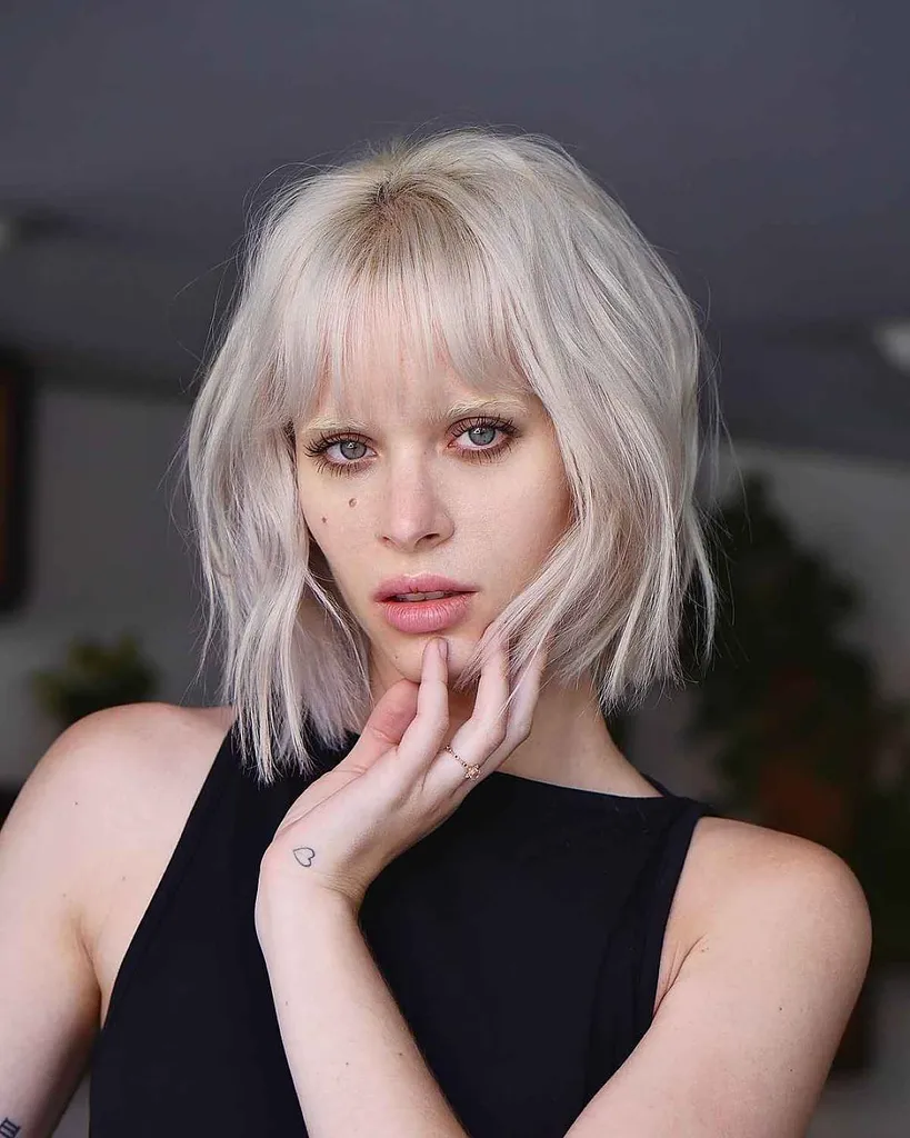 Romántico corte despuntado rubio platino' title=