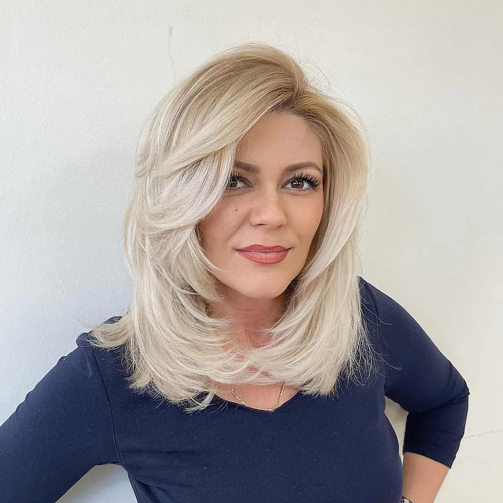 rubia blanca de longitud media con capas emplumadas' title=