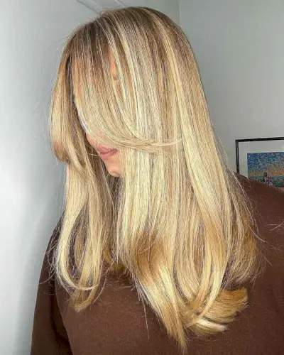 Los 56 peinados superiores para cabello largo rubio en 2024