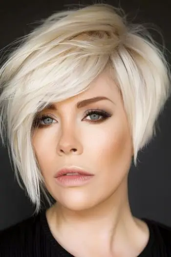 ショートの非対称プラチナカット。