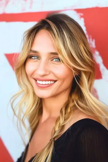 Punti salienti biondo miele con idea colore per capelli intrecciati.