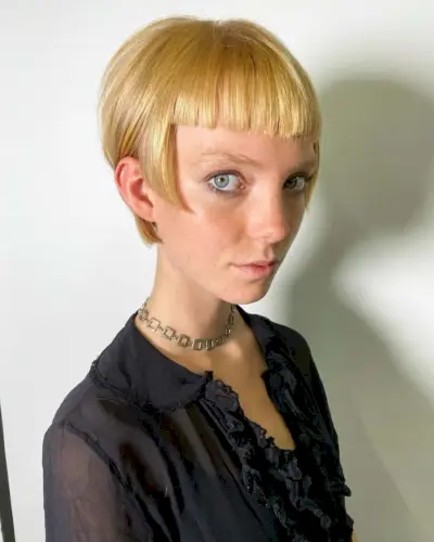 Ear-length graduated bob with fringe