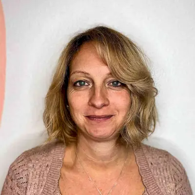 Neck-Grazing Side Part Wavy Bob with Side Bangs