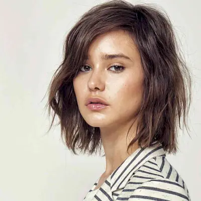 Lived-In Side-Parted Neck-Length Bob Cut for women with thin hair and blunt ends