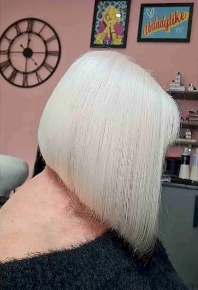 Crisp Precision Swing Lob Cut for women with thick hair and a sleek style