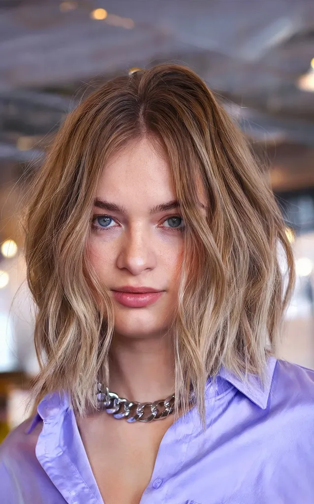 gaiši brūna vidusdaļa' title=