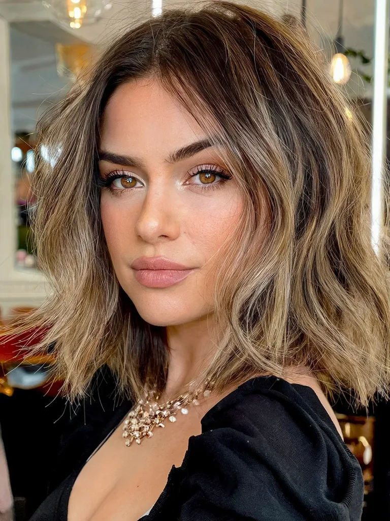 Balayage Lob bieziem matu tipiem un dāmām ar vidusdaļu' title=