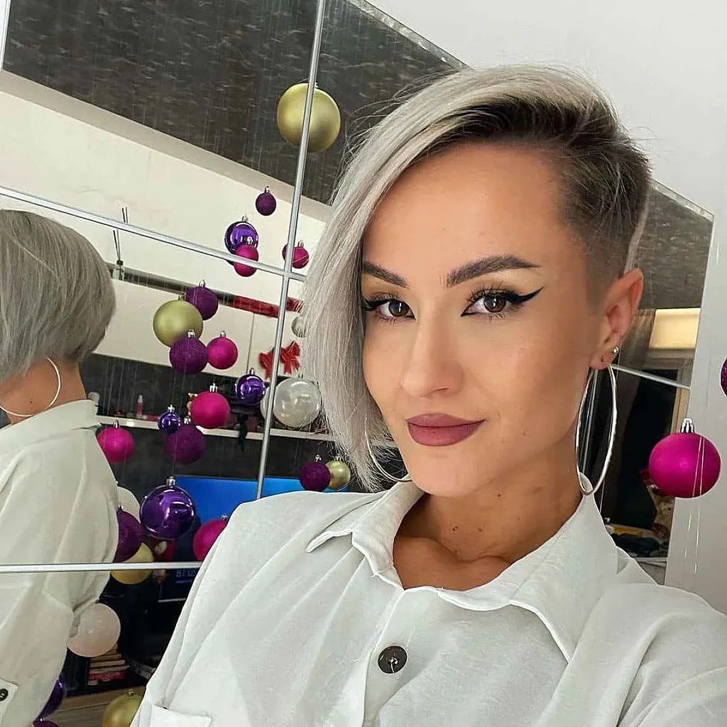 Līdz zodam blondā laumiņa Bobs' title=