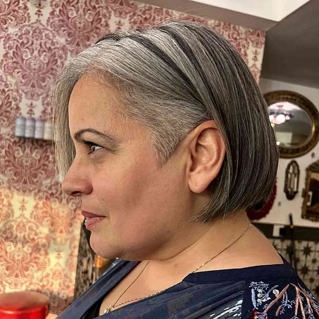 Cabello corto gris Bob con corte Peekaboo' title=