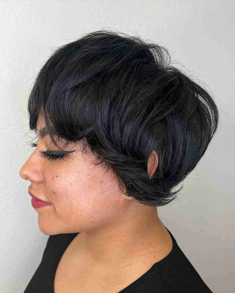 Cabello bob grueso y recortado negro' title=