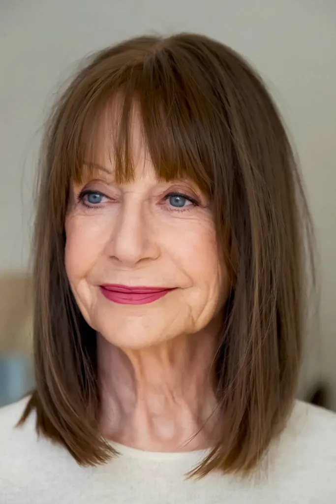 Ein stumpfer Bob mit dünnen Enden sorgt für einen leichten und luftigen Effekt für Frauen über 70' title=