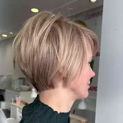 Wispy Jaw-Length Bob Cut with Stacked Layers for Blonde Hair