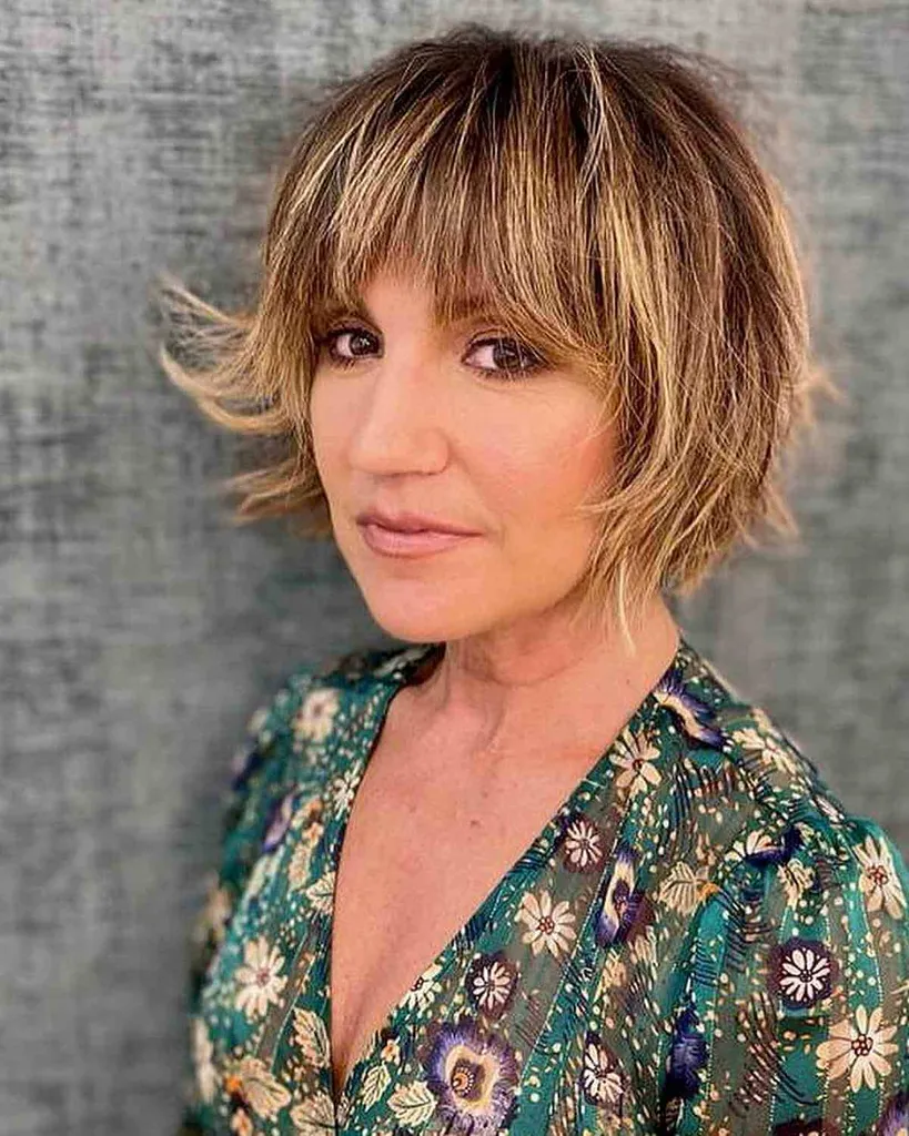 Šviesūs „Balayage“ slenkantys plaukai su kirpčiukais' title=