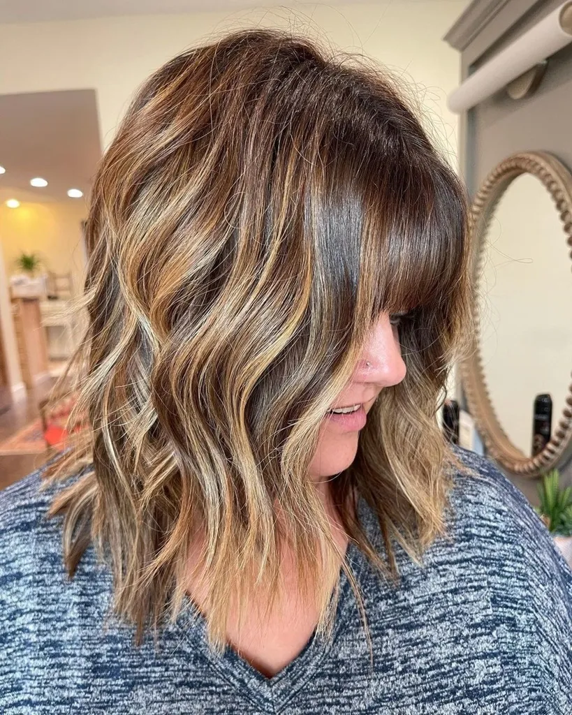 Pečių ilgio kapotas bobas su kirpčiukais' title=