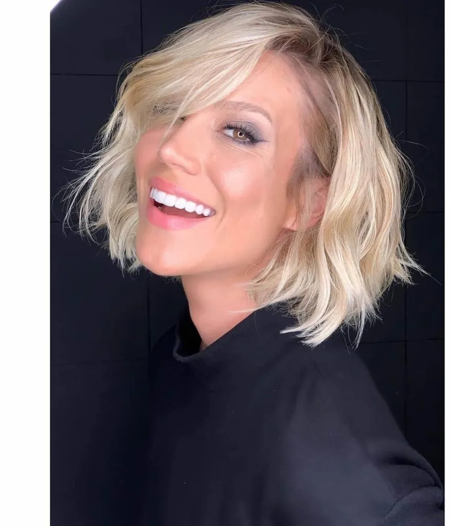 Švelnus Bobas su šoniniais kirpčiukais' title=