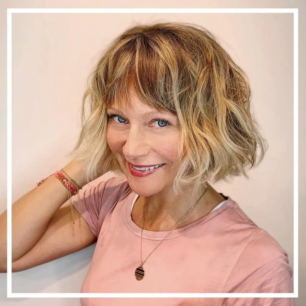 Žandikaulio ilgio netvarkingas bobas su kirpčiukais' title=