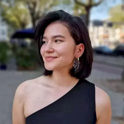 90s Neck-Length Blowout Bob