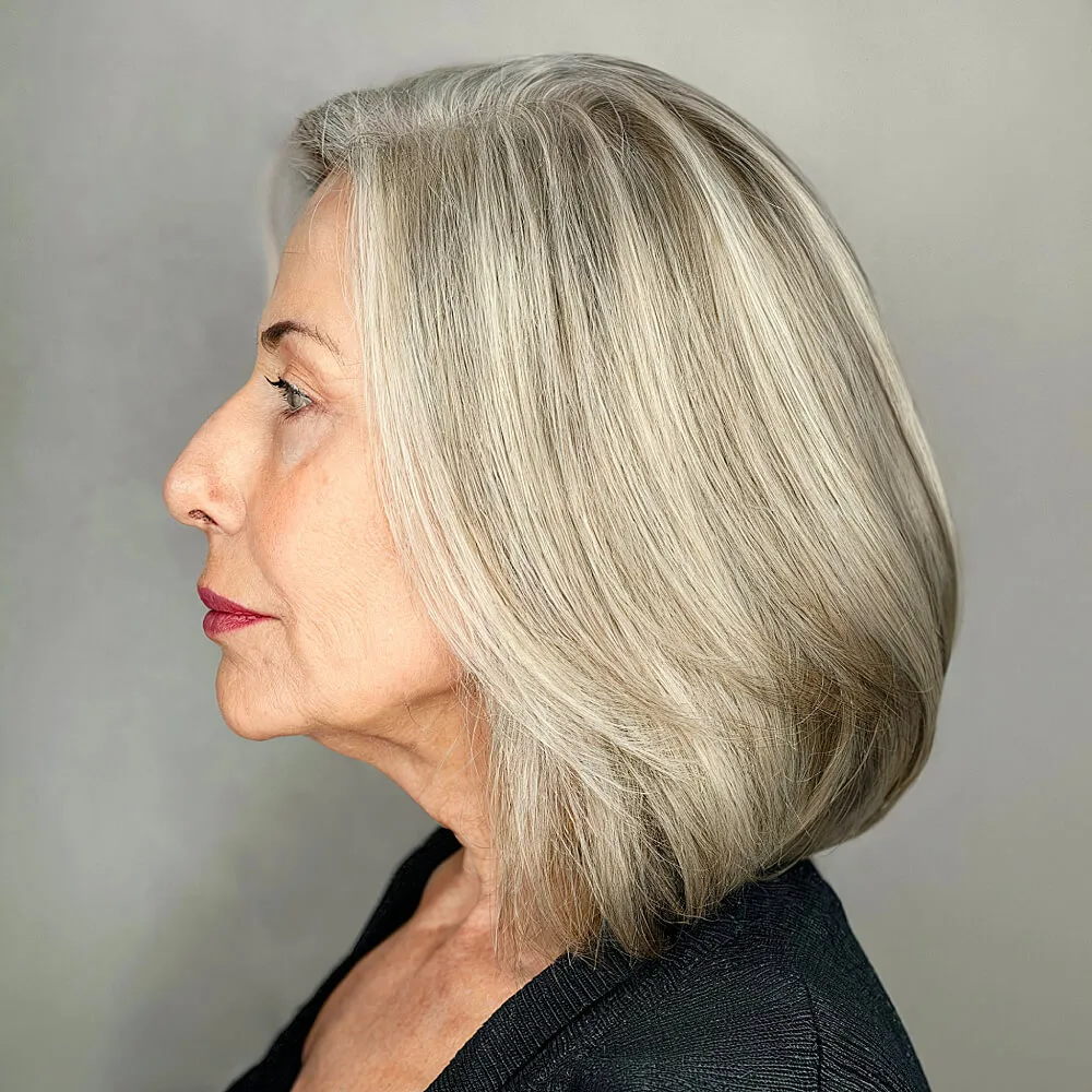 Stopnjevan bob z naloženimi plastmi na hrbtu, ki tankim lasem dodajo dvig in polnost' title=