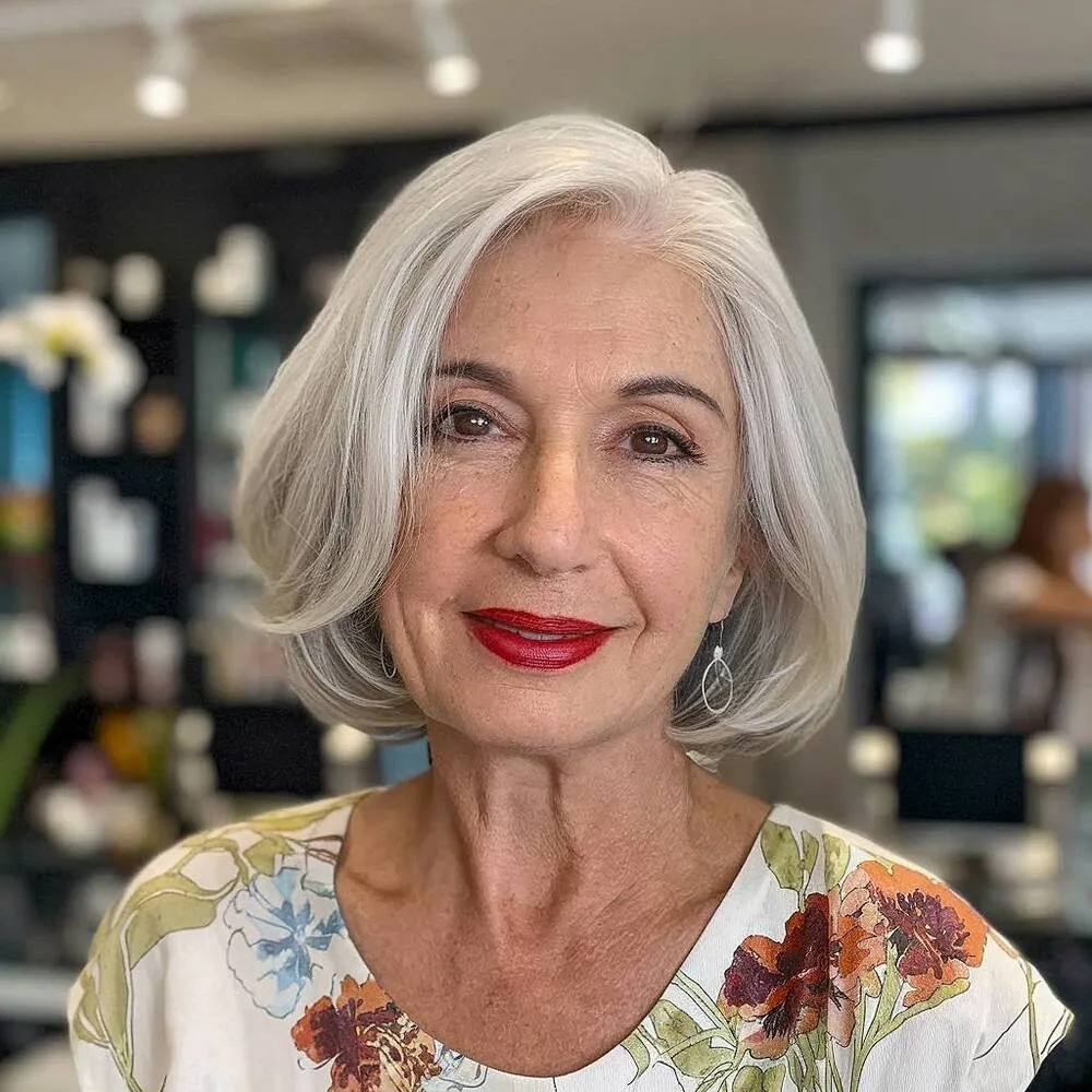 Eleganten spodrezan bob s skritim volumnom ustvarja elegantno, a dvignjeno obliko' title=