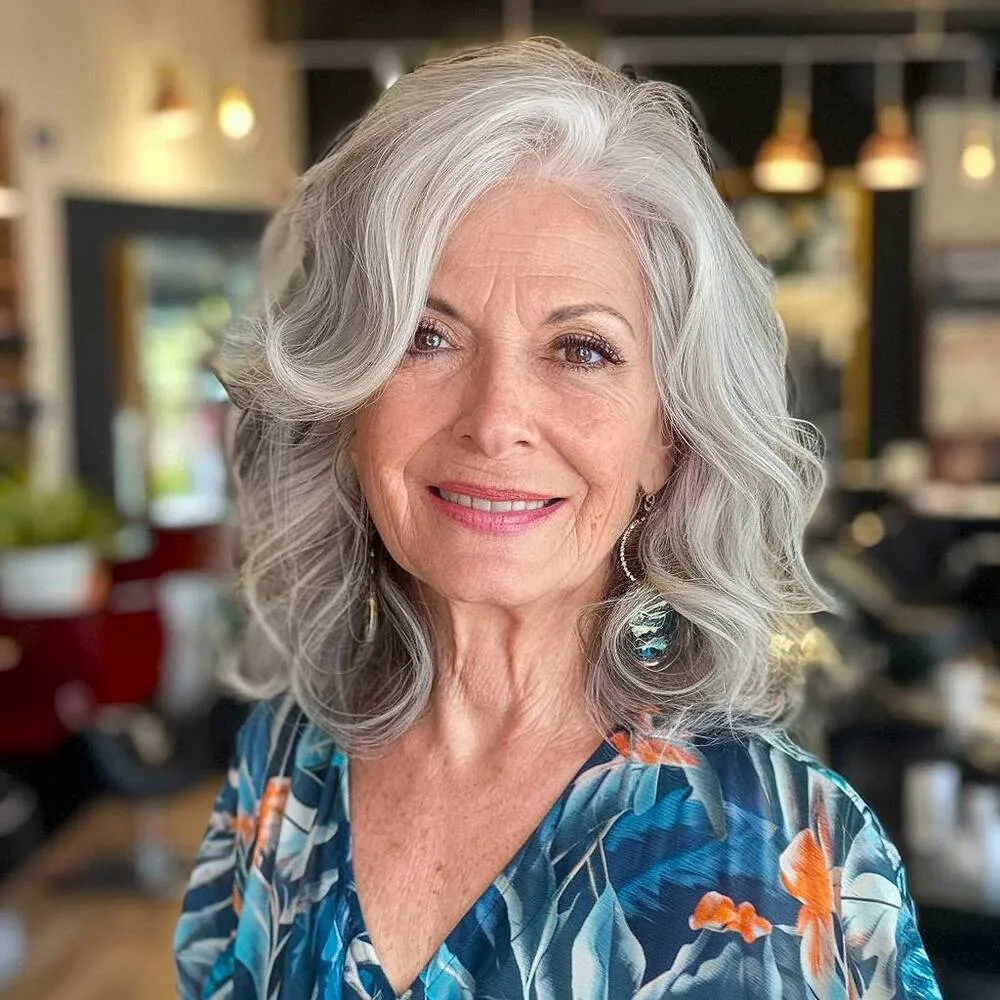 Teksturiran kosmat bob z razmršenimi valovi doda gibanje in lahkoten volumen' title=