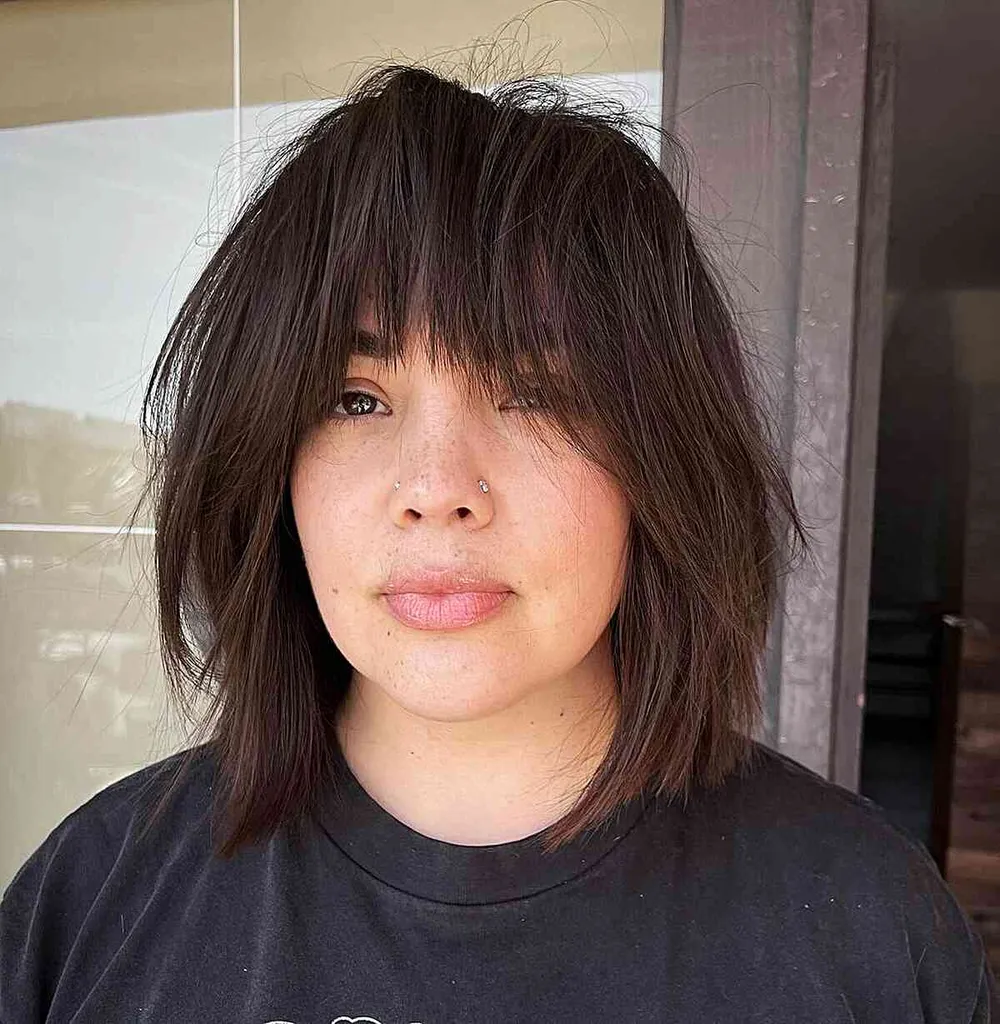 Long Inverted Bob med Shaggy Layers and Bangs' title=