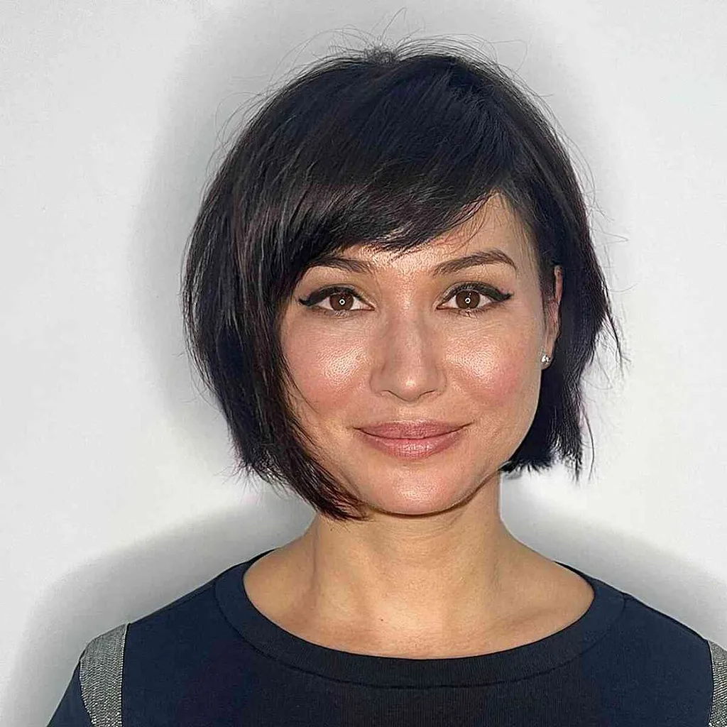 Mycket kort inverterad bob med smällar och lager' title=