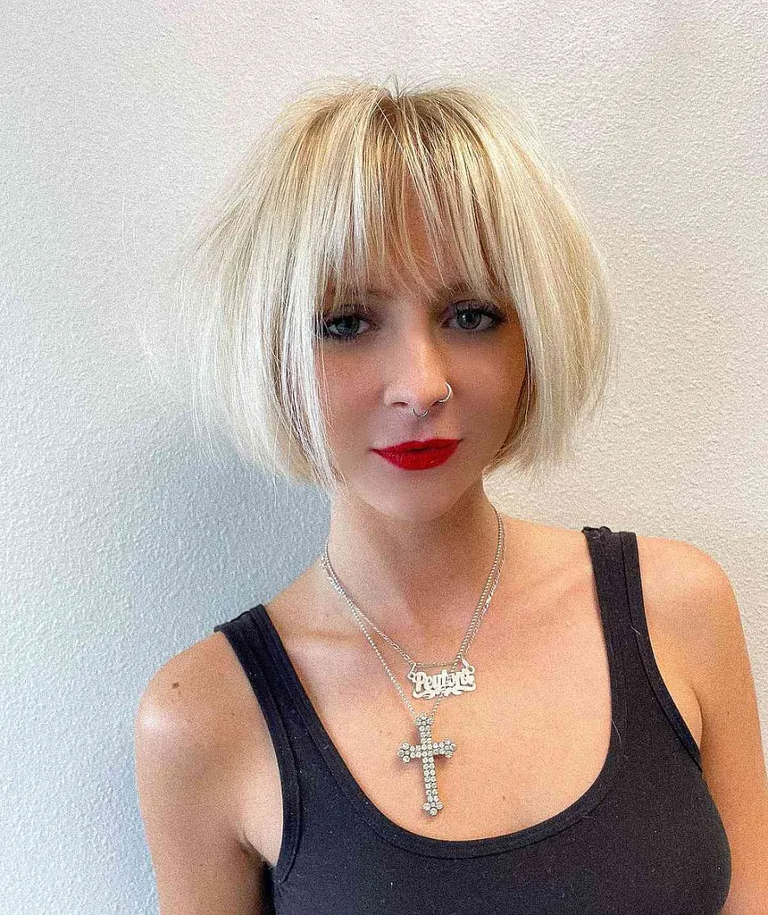 Bob loiro fino e macio na altura da mandíbula' title=