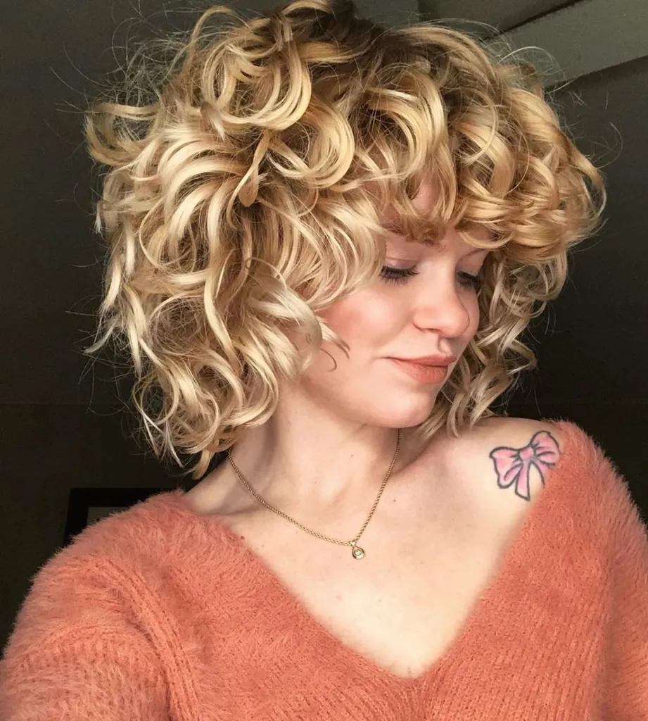 O Bob Loiro Encaracolado com Franja' title=