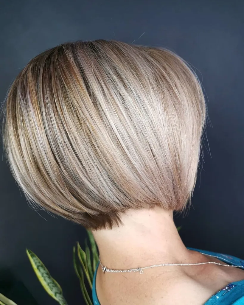 Bob côncavo com destaques loiros quentes e frios' title=