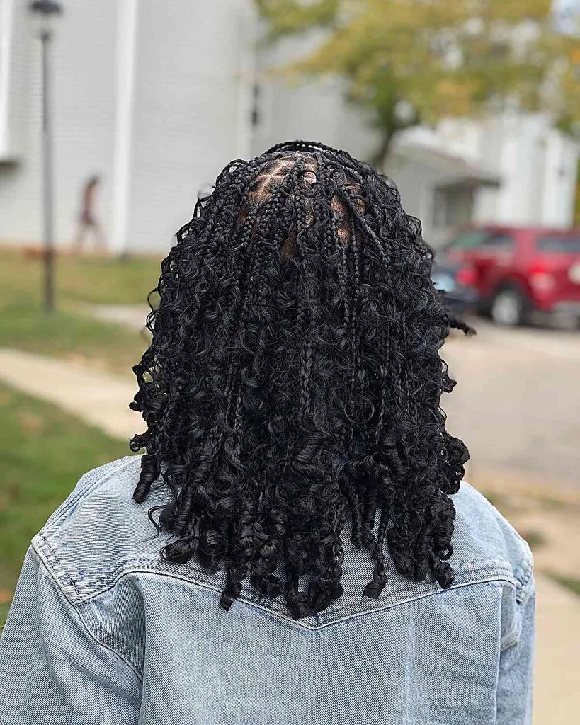 Bob desordenado boho negro hasta los hombros' title=