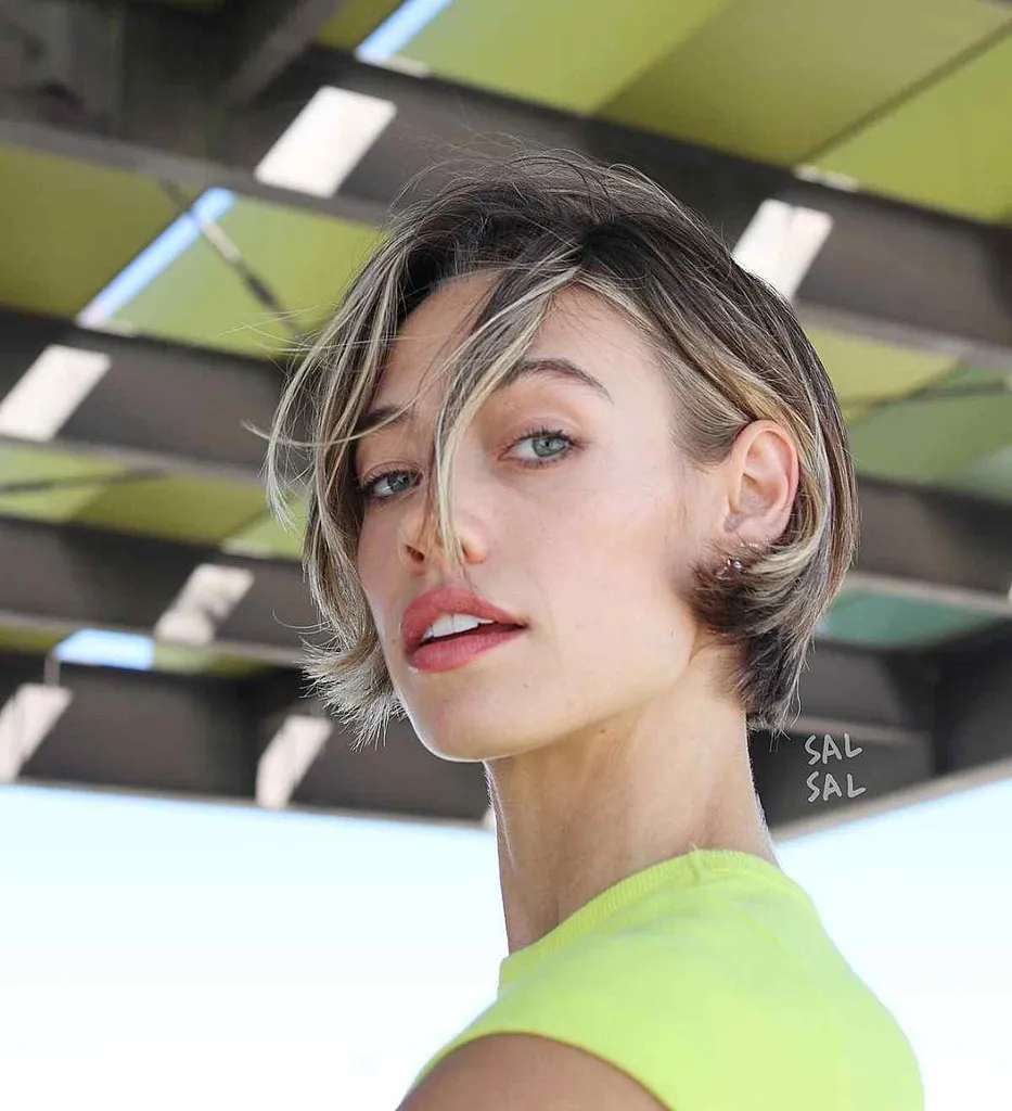 Bob marrón corto y desordenado con balayage rubio' title=