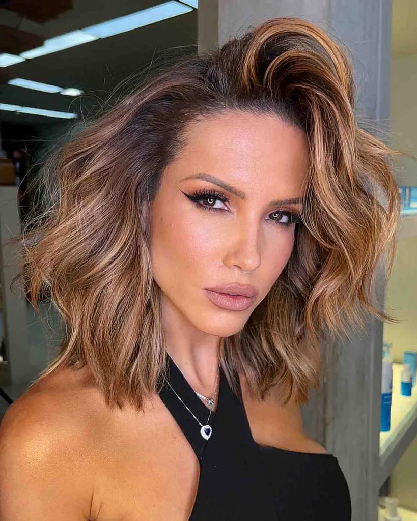 Bob desordenado y voluminoso con raya lateral' title=