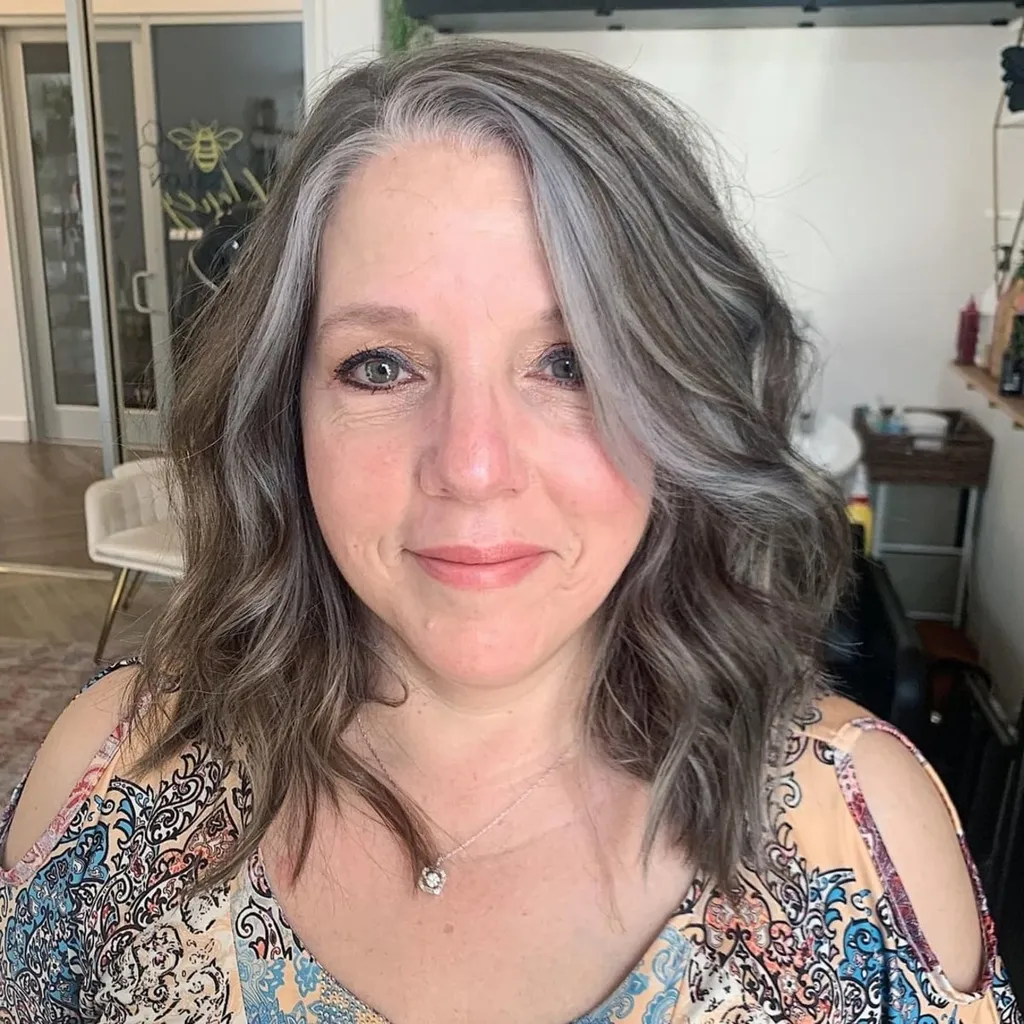 Los bobs largos y desordenados lucen mejor en mujeres mayores con caras redondas. Los bobs largos tienen múltiples capas para crear forma y textura y lucir hermosos con un estilo rizado o liso.' title=