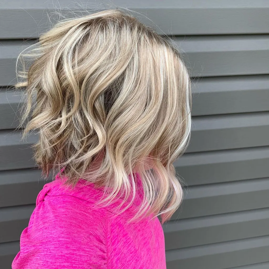 Bob invertido desordenado con balayage' title=