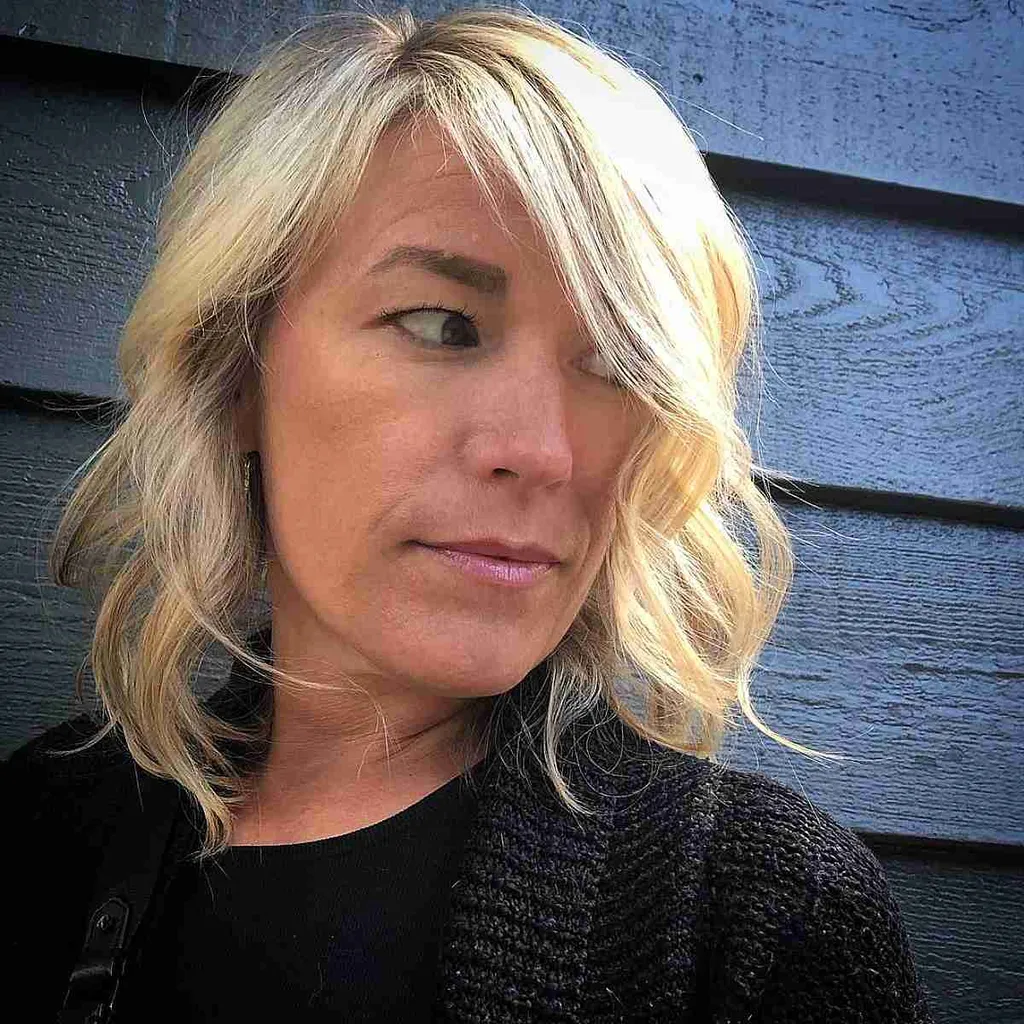 Lange blonde golvende bob voor vrouwen ouder dan 50 met fijn haar' title=