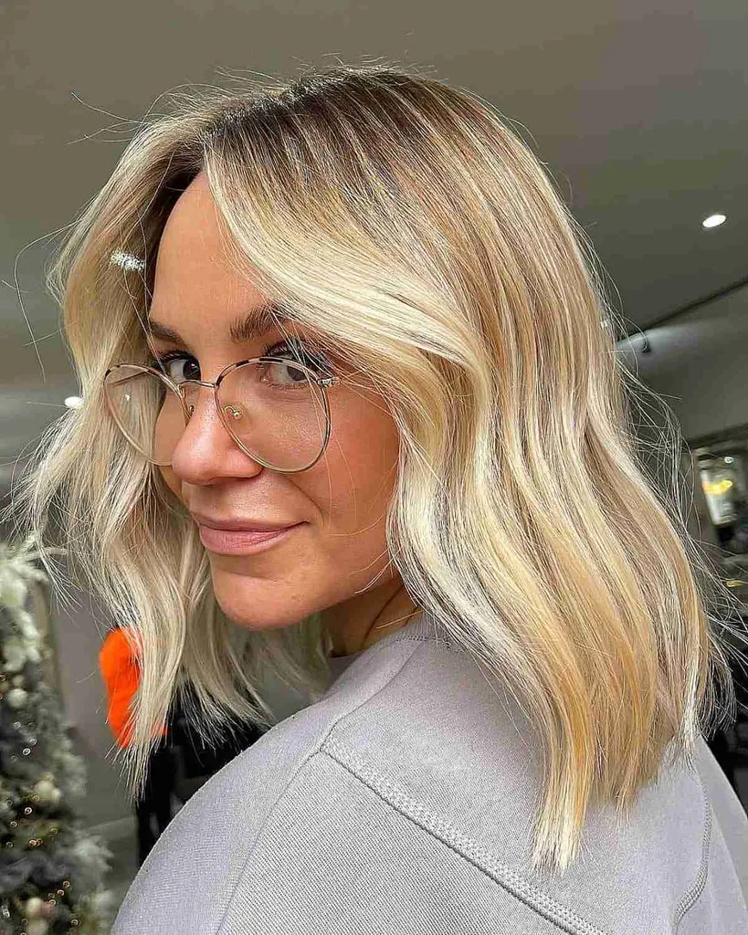 Schouderlange dimensionale lange bob met zachte golven voor fijner haar' title=